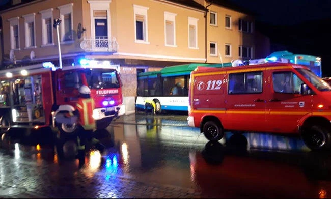 Γερμανία: Σχολικό λεωφορείο εκτός ελέγχου προσέκρουσε σε κτήριο – Τουλάχιστον 20 τραυματίες  (εικόνες)